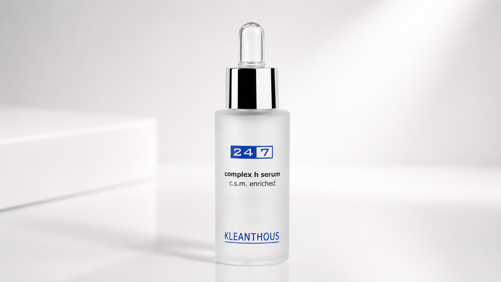 Complex H Serum Kleanthous là tinh chất cô đặc chứa axit hyaluronic và công nghệ C.S.M., hỗ trợ cấp ẩm, làm mềm da và cải thiện vẻ ngoài của nếp nhăn biểu cảm.