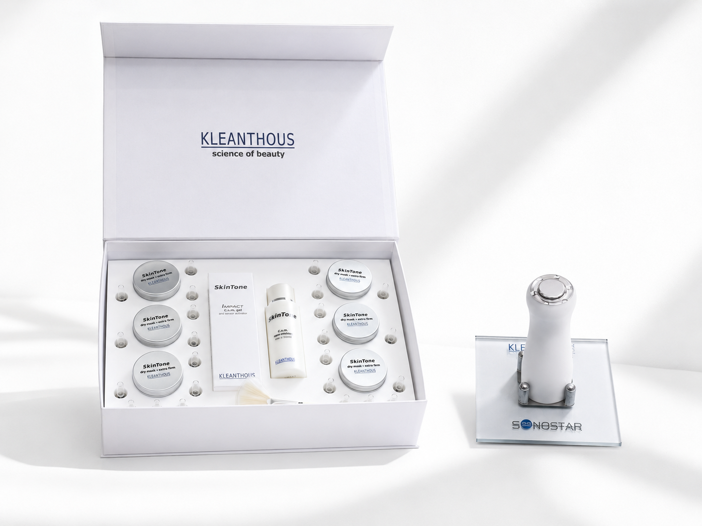 Bộ SkinTone Sono Beauty Lifting kết hợp mỹ phẩm C.S.M. cùng thiết bị SONOSTAR, hỗ trợ đưa dưỡng chất vào sâu trong da bằng sóng siêu âm mà không dùng kim, không xâm lấn. Liệu trình giúp chăm sóc chuyên sâu, cải thiện độ ẩm, độ đàn hồi và các dấu hiệu lão hóa trên da.