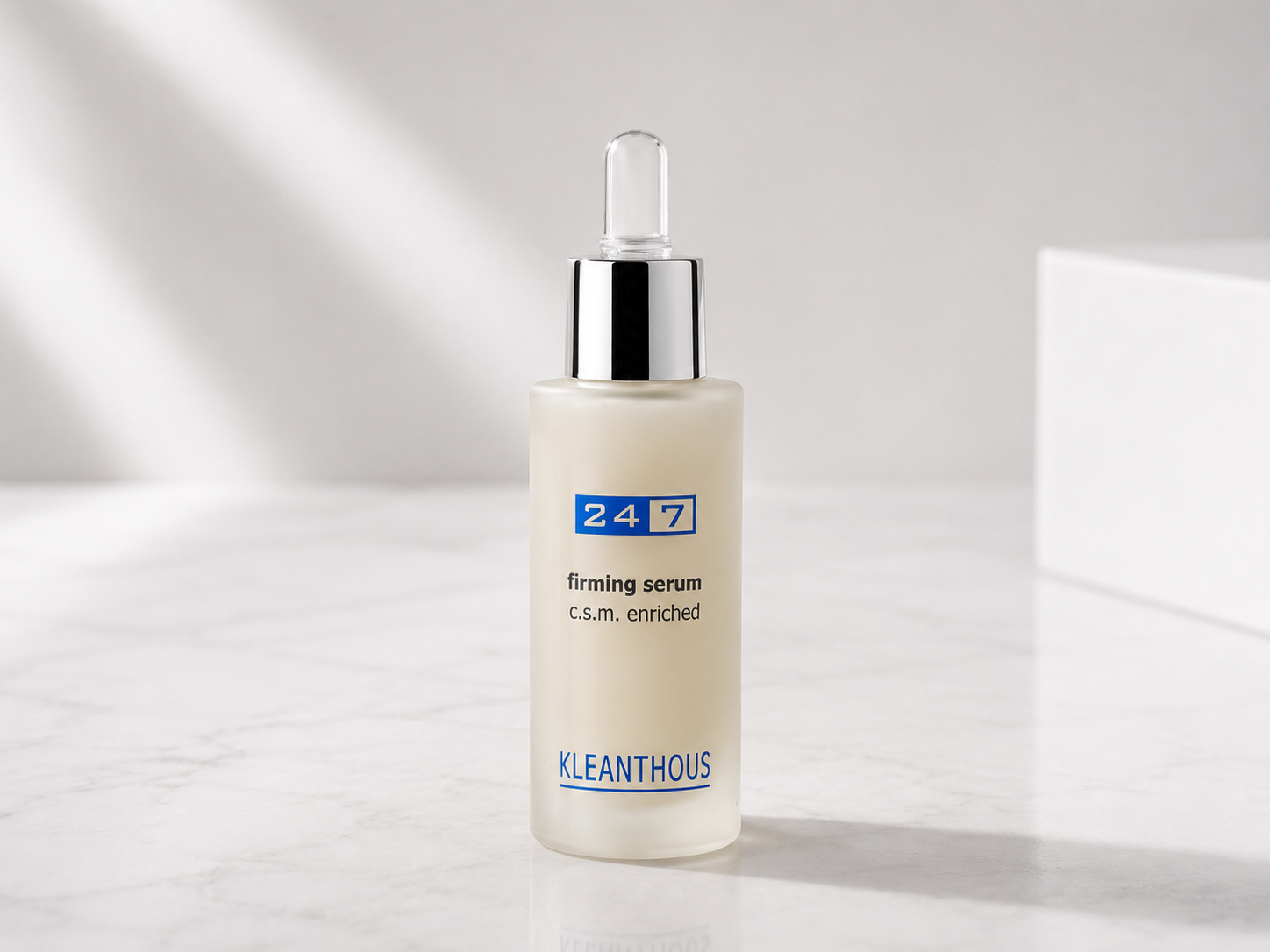 Firming Serum Kleanthous kết hợp elastin và công nghệ C.S.M., hỗ trợ cấp ẩm, duy trì độ đàn hồi và giúp làn da trông săn chắc hơn.