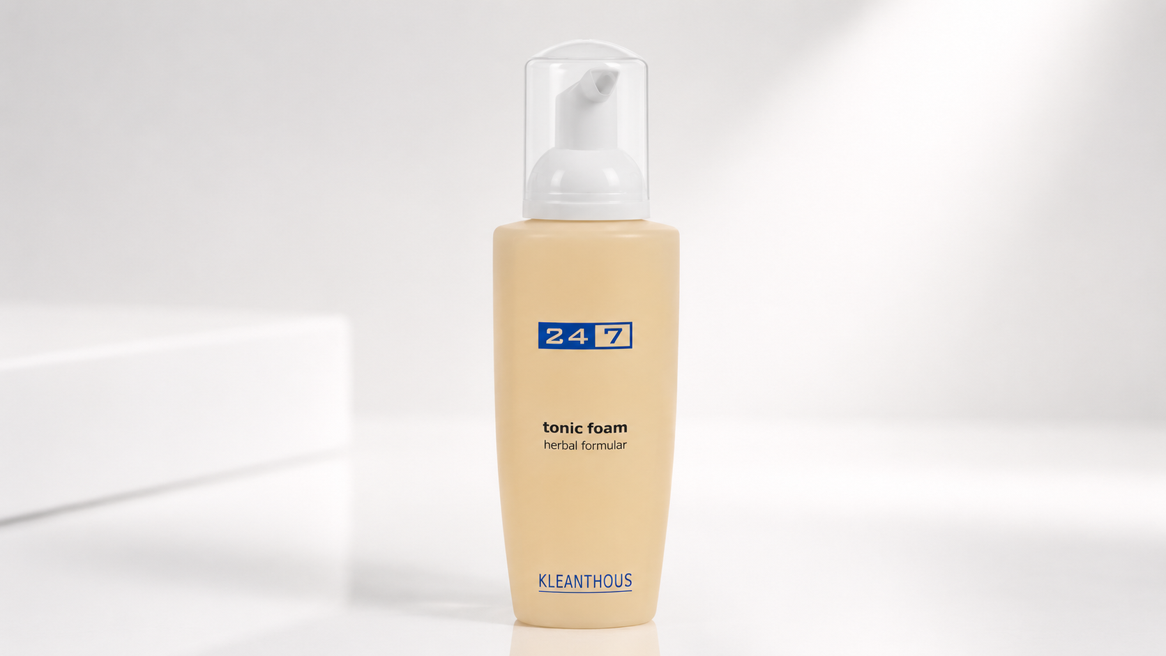24/7 Tonic Foam Kleanthous giúp làm sạch nhẹ nhàng, hỗ trợ loại bỏ cặn trang điểm và bụi bẩn còn sót lại sau khi rửa mặt.