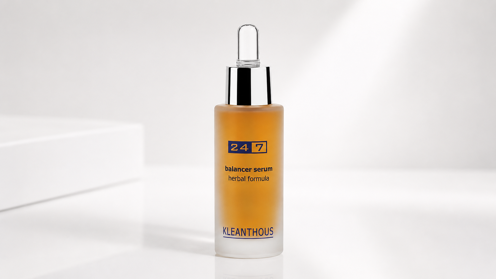 24/7 Balancer Serum Kleanthous với công thức thảo dược hỗ trợ cân bằng da, duy trì độ ẩm và chăm sóc làn da thiếu ổn định.