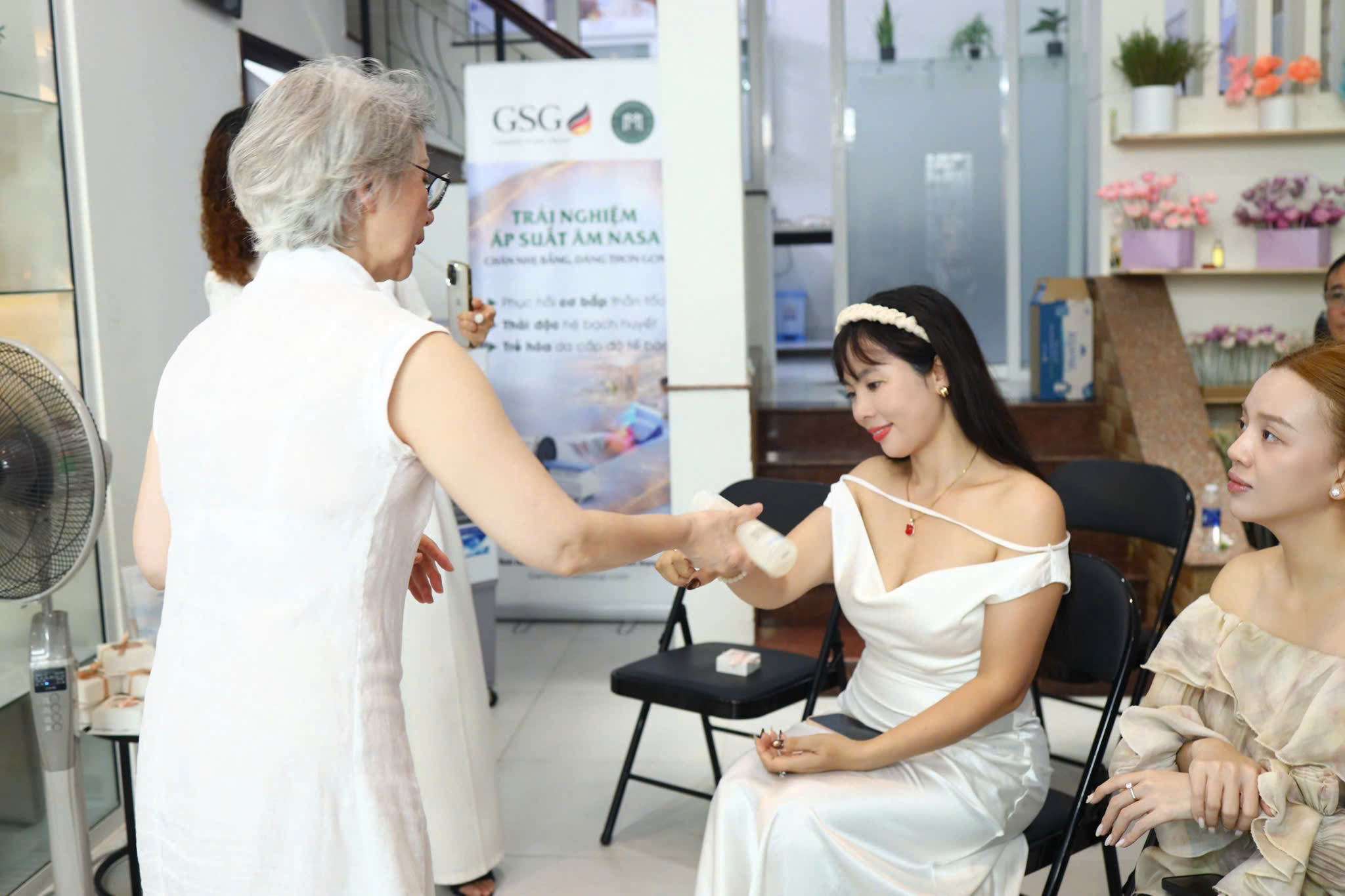 Khách hàng trải nghiệm sản phẩm chăm sóc da tại workshop Hành Trình Thanh Xuân do German Stars Group tổ chức cùng chuyên gia Nguyễn Hoài Thu.
