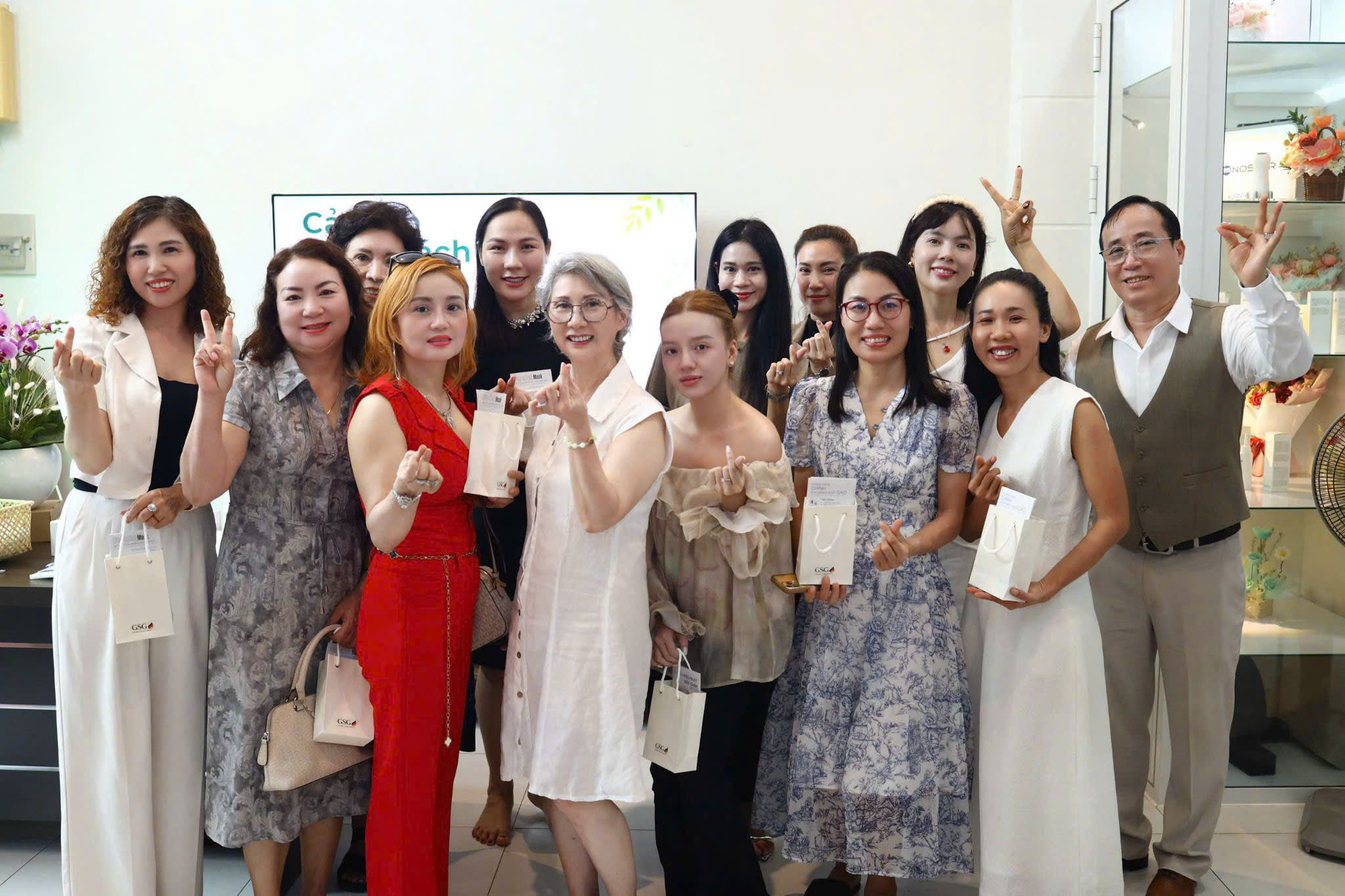 Khoảnh khắc German Stars Group chụp ảnh lưu niệm và gửi tặng quà tri ân đến khách tham dự workshop Hành Trình Thanh Xuân.